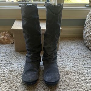 Women’s Simple Brrlin moccasin boots. Gray suede size 9.
